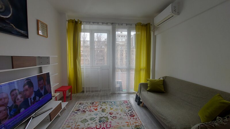 Piata Romana, 2 cam lux